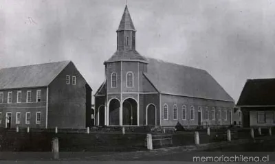 Valdivia: Intendencia e Iglesia Matriz, 1877 — 1877 | Chile de Ayer