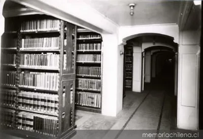 Almacén de libros de la Sala Norteamericana en la Biblioteca Nacional, hacia 1930 — 1930 | Chile de Ayer