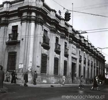 Edificio esquina sur oriente de las calles Compañía y Bandera, hacia 1900 — 1900 | Chile de Ayer