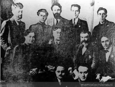 Luis Emilio Recabarren al centro rodeado de un grupo de personas, hacia 1900 — 1900 | Chile de Ayer