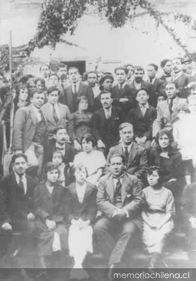 Luis Emilio Recabarren rodeado de un grupo de personas, hacia 1900 — 1900 | Chile de Ayer