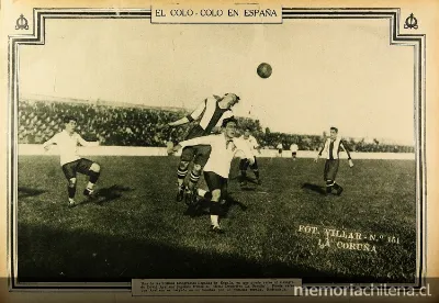 Colo-Colo enfrentándose al Real Deportivo la Coruña, durante su gira por España, 1927. David Arellano disputa el balón. — 1927 | Chile de Ayer
