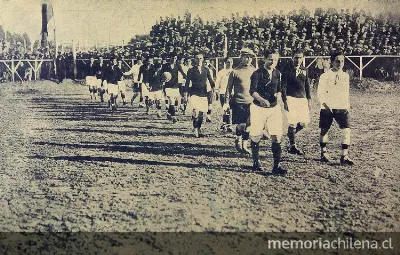 Colo-Colo y Unión Española entrando al campo de juego del Estadio Santa Laura, diciembre de 1925 — 1925 | Chile de Ayer