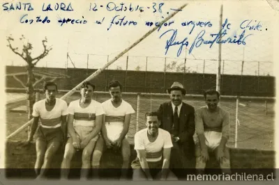 Sergio Livingstone antes de un partido de Universidad Católica, Estadio Santa Laura, 12 de octubre de 1938 — 1938 | Chile de Ayer