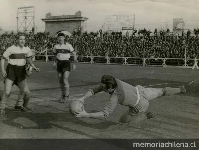 Sergio Livingstone atajando por Universidad Católica en el Estadio de Carabineros, c. 1940 — 1940 | Chile de Ayer