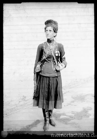 Cantinera Josefa Herrera condecorada — 1910 | Chile de Ayer