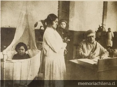 Visitadora recoge datos de una madre, 1928 — 1928 | Chile de Ayer