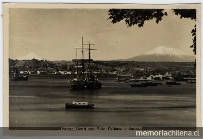 Vista de los volcanes Calbuco y Osorno desde Puerto Montt, 1920 — 1920 | Chile de Ayer