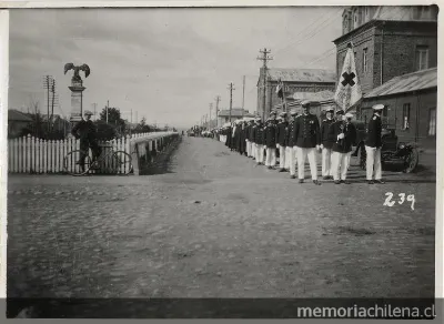 Desfile de la Cruz Roja en Punta Arenas, Chile, entre 1920 y 1940 — 1920 | Chile de Ayer