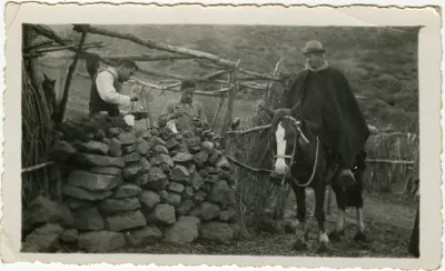 Hombre a caballo y dos personas de excursión en Lagunillas, 1947 — 1947 | Chile de Ayer