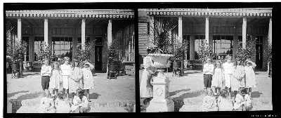 Niños en el patio de un hotel, San Vicente de Talcahuano, 1907 — 1907 | Chile de Ayer