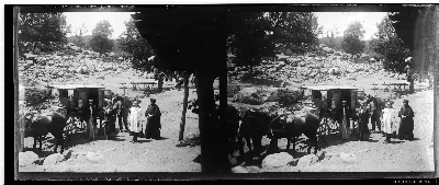 Personas en el camino la Quila junto a carruaje, enero 1912 — 1912 | Chile de Ayer