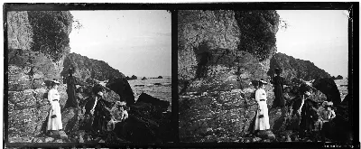 Retrato de grupo en las rocas junto al mar, Talcahuano, 1907 — 1907 | Chile de Ayer