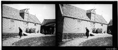 Anciano y grupo de niñas, península de Marken, Holanda, 1909 — 1909 | Chile de Ayer