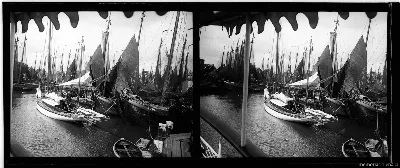 Embarcaciones y pueblo pesquero, Volendam, Holanda, septiembre, 1909 — 1909 | Chile de Ayer