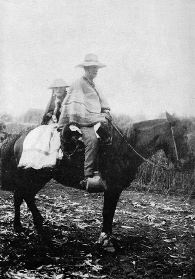 Pareja de campesinos a caballo, hacia 1900 — 1900 | Chile de Ayer