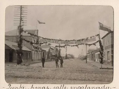 Calle en Punta Arenas, adornada para festejar la visita del presidente Pedro Montt, 1906 — 1906 | Chile de Ayer