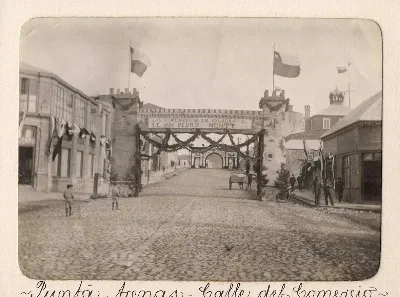 Calle del Comercio en Punta Arenas, adornada para festejar la visita del presidente Pedro Montt, 1907 — 1906 | Chile de Ayer