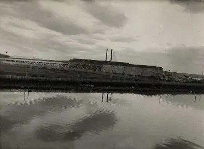 Vista del figorífico de Puerto Natales, Magallanes, hacia 1930 — 1930 | Chile de Ayer