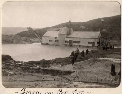 Draga en Río Oro, Tierra del Fuego, 1906 — 1906 | Chile de Ayer