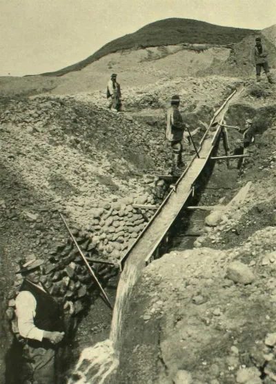 Mineros lavando arenas auríferas en canaleta, Tierra del Fuego, 1906 — 1906 | Chile de Ayer