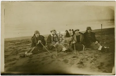 Grupo de señoras en el balneario de Pichilemu, 12 de febrero de 1925 — 1925 | Chile de Ayer