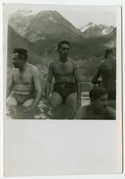 Grupo de hombres en los baños termales Colina, hacia 1945 — 1945 | Chile de Ayer