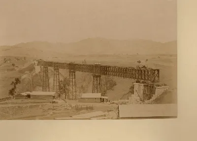 Viaducto de Malleco, vista general de la estructura en construcción — 1886 | Chile de Ayer