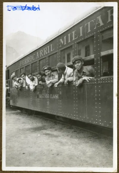 Pasajeros se asoman en las ventanas del Ferrocarril Militar de Puente Alto a El Volcán, hacia 1930 — 1930 | Chile de Ayer
