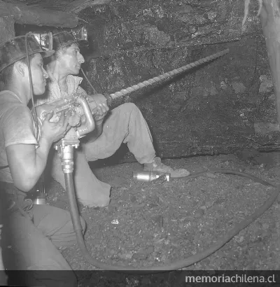 Mineros en el subterráneo de la mina de carbón de Lota, hacia 1940 — 1940 | Chile de Ayer