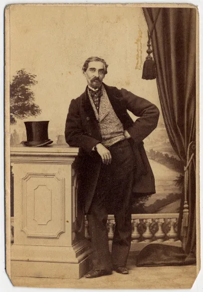 Hombre de pié con mano en la cintura, hacia 1858 — 1858 | Chile de Ayer