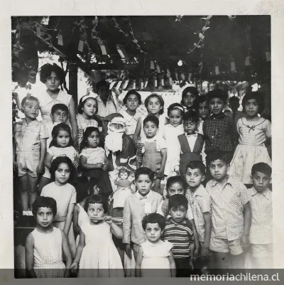 Grupo de niños y niñas posando con el viejito pascuero — 1932 | Chile de Ayer