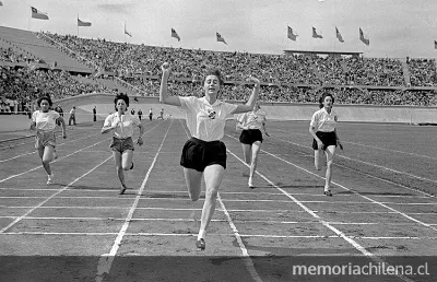 Competencia de damas en el 8º aniversario del Estadio Nacional, 1946 — 1946 | Chile de Ayer