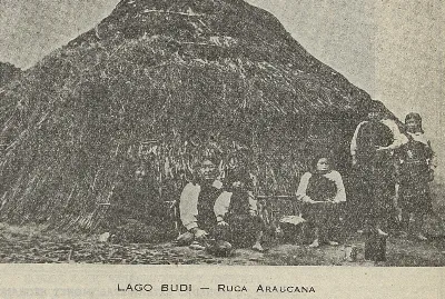 Mujeres mapuche junto a una ruca, Lago Budi, 1940 — 1940 | Chile de Ayer
