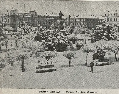 Plaza Muñoz de Gamero, Punta Arenas, 1945 — 1945 | Chile de Ayer