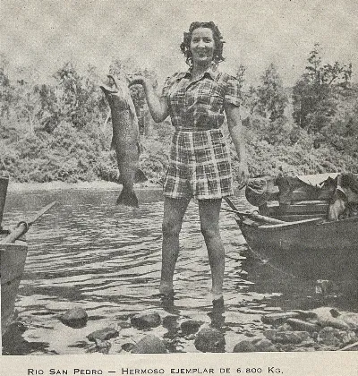 Mujer sosteniendo un pescado en el Río San Pedro, 1948 — 1948 | Chile de Ayer