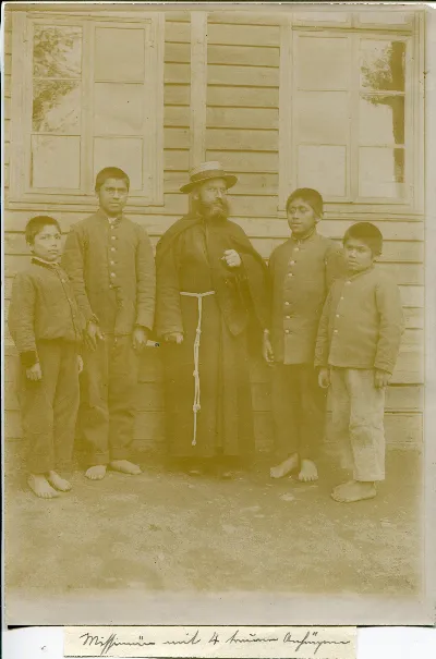 Padre Sigifredo y niños mapuche internados en la Misión de Panguipulli — 1905 | Chile de Ayer