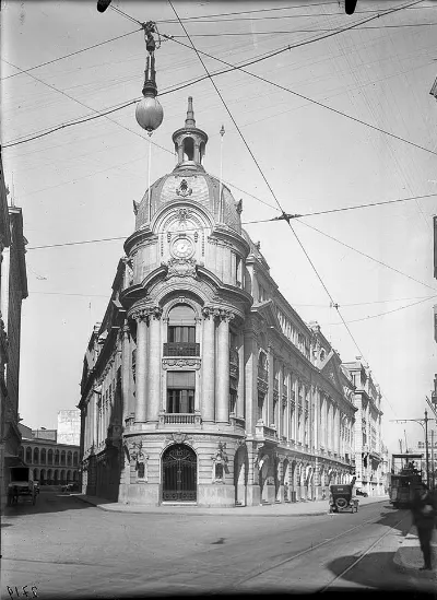 Fachada del edificio de la Bolsa de Comercio de Santiago, 1920 — 1920 | Chile de Ayer