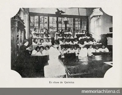 En clase de Química, hacia 1927 — 1927 | Chile de Ayer