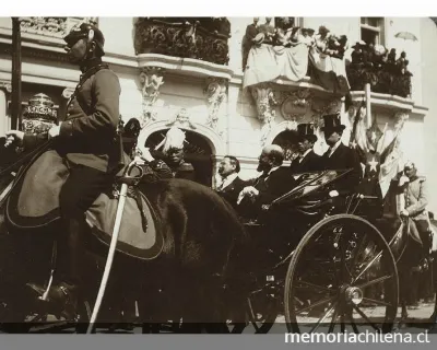 Emiliano Figueroa Larraín en su paso por Alameda, 1910 — 1910 | Chile de Ayer