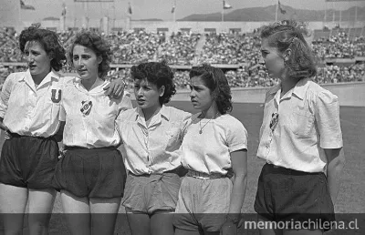 Atletas representando a diferentes clubes deportivos, durante el 8º aniversario del Estadio Nacional, 1946 — 1946 | Chile de Ayer