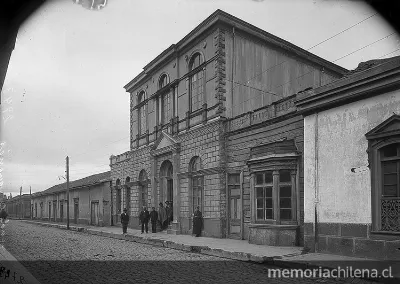 Fachada del edificio del juzgado de Cauquenes, hacia 1930 — 1930 | Chile de Ayer