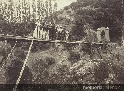 Familia Claude sobre un puente colgante en Termas de Cauquenes, hacia 1920 — 1920 | Chile de Ayer