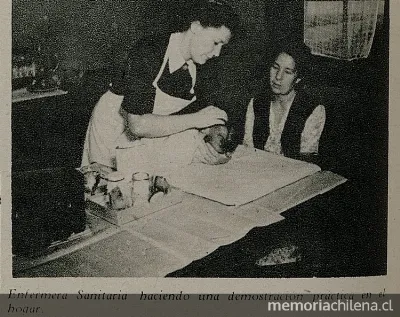 Enfermera sanitaria haciendo demostración práctica en un hogar, 1948 — 1948 | Chile de Ayer