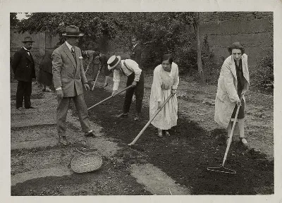 Labores agrícolas en escuela normal de San Bernardo, hacia 1930 — 1930 | Chile de Ayer