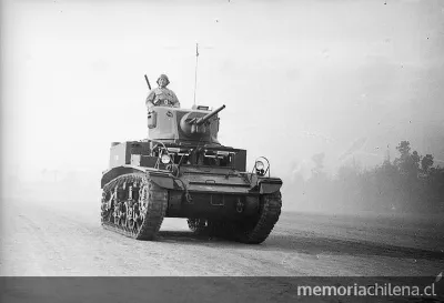Un tanque cruza la elipse del parque Cousiño, durante preparatoria de la parada militar, 1946 — 1946 | Chile de Ayer