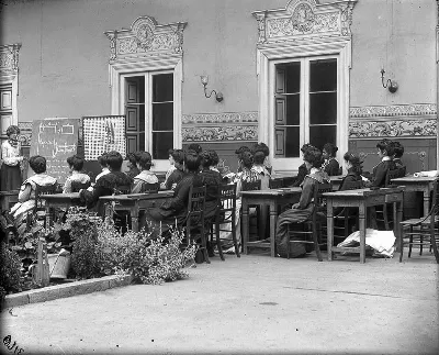 Mujeres junto a su profesora en taller de moda en Escuela Normal no. 3, hacia 1915 — 1915 | Chile de Ayer