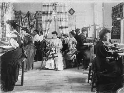 Alumnas de la Escuela Superior no. 19 de Santiago en curso normal de tejidos a tela, 1907 — 1907 | Chile de Ayer