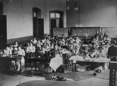 Alumnas de la Escuela Normal de Talca en clases de costura, 1912 — 1912 | Chile de Ayer