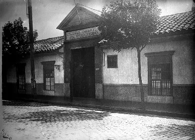 Fachada de la antigua Escuela Normal de Preceptores de Santiago, hacia 1920 — 1920 | Chile de Ayer